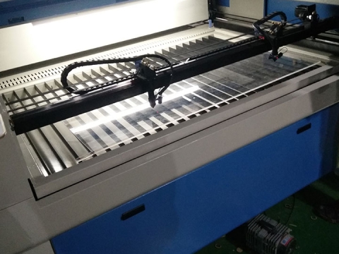 STJ1390 100W 亞克力板激光切割機(jī) STJ1390 100W 亞克力板激光切割機(jī)
