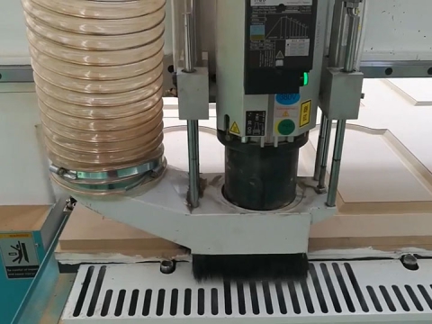 自動換刀數(shù)控櫥柜門雕刻機(帶換刀裝置) 自動換刀數(shù)控櫥柜門雕刻機(帶換刀裝置)