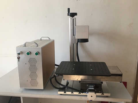 30W 帶移動工作臺的鍵盤光纖激光雕刻機(jī) 30W 帶移動工作臺的鍵盤光纖激光雕刻機(jī)