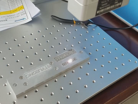 50W 用于鋁深雕的光纖激光打標(biāo)系統(tǒng) 50W 用于鋁深雕的光纖激光打標(biāo)系統(tǒng)