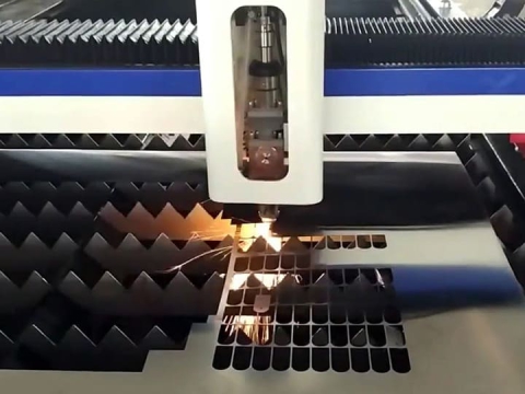 1mm 帶光纖激光器的不銹鋼激光切割機 1mm 帶光纖激光器的不銹鋼激光切割機