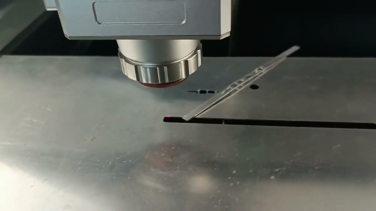 使用高精度金屬激光切割機(jī)切割銀 使用高精度金屬激光切割機(jī)切割銀